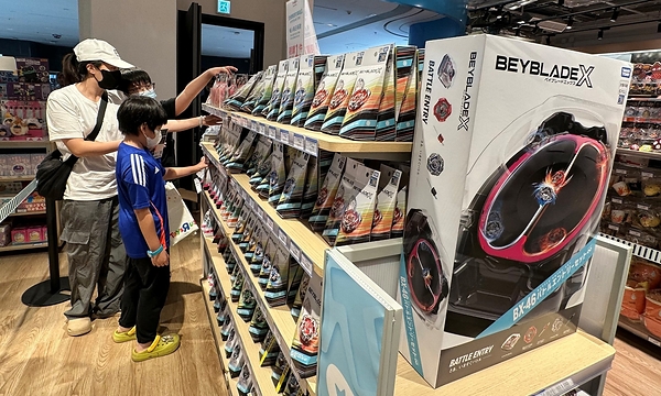霸旋陀螺热潮横跨不同年龄层,构建多元门店矩阵</p><p> </p><p><img src=